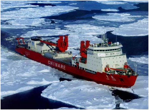 Una Rompighiaccio cinese in azione nell'Artico